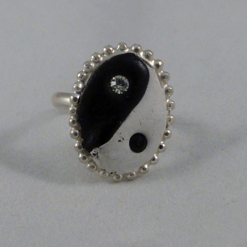 SW.AN.13. Anillo swarovski.